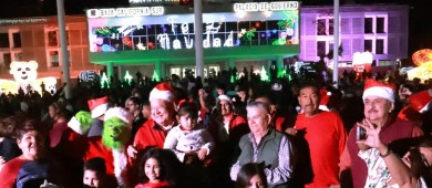 Con una verbena popular, encienden las luces navideñas del palacio de gobierno de BCS