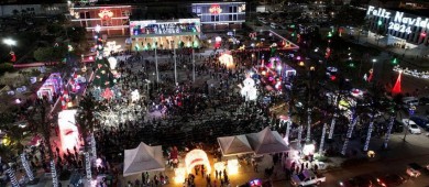 Con una verbena popular, encienden las luces navideñas del palacio de gobierno de BCS