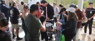 Estudiantes de la UABCS participan en jornada solidaria en colonia Vista Hermosa