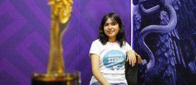 Exalumna Conalep recibe el premio a la mejor estudiante del mundo