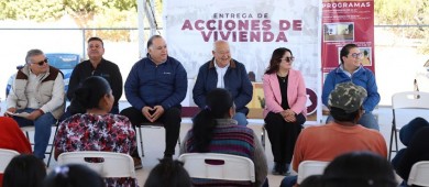 Entrega Castro Cosío acciones de vivienda a familias de comunidades rurales de La Paz