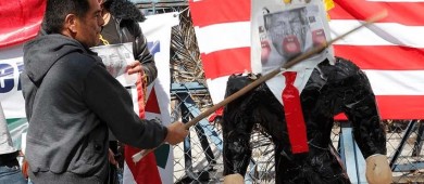 Activistas queman piñata de Trump frente a Embajada de EE.UU. en México