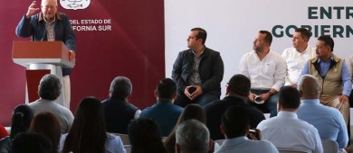 Entrega Gobernador Víctor Castro dotación de uniformes a trabajadores estatales