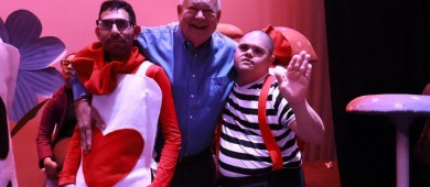 Asiste gobernador Castro Cosío a la primera obra de teatro musical inclusiva