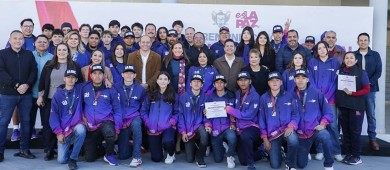 Entrega Milena Quiroga uniformes a trabajadores de OOMSAPAS La Paz