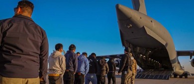 SRE niega que mexicanos deportados de Estados Unidos lleguen esposados