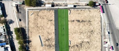 Colocan nuevo pasto sintético al campo de la 20 de noviembre en La Paz