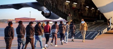 Mexicanos deportados denuncian que el Gobierno de Trump los maltrató y mantuvo esposados