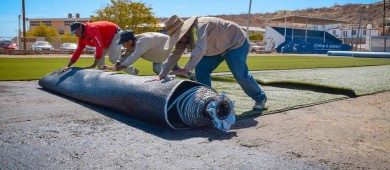 Arranca la instalación del pasto sintético en el campo infantil de béisbol en Mulegé