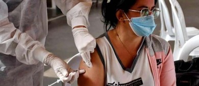 Confirman que personas vacunadas tienen menor riesgo de sufrir covid prolongado