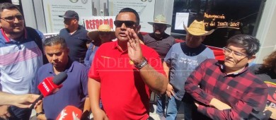 "Nos juegan el dedo en la boca": Maestros bloquean congreso en protesta contra reforma al ISSSTE