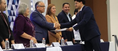 UABCS entrega títulos y grados académicos a 187 egresados