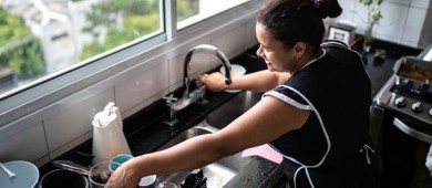 Más del 96 por ciento de trabajadoras del hogar labora sin un contrato por escrito