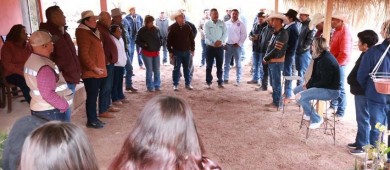 Visita Castro Cosío, zona serrana de Santa Martha y El Patrocinio, y entrega apoyos