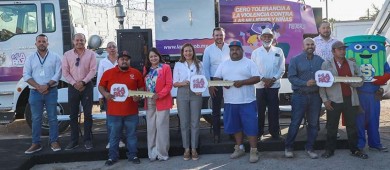 Encabeza la alcaldesa de La Paz la entrega de tres camiones recolectores de basura y una barredora