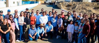 Hace entrega formal Edith Aguilar de la pavimentación de la calle Vicente Aguilar en Bahía Tortugas