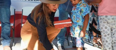Entrega la alcaldesa de La Paz calzado a niñas y niños de El Carrizal