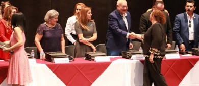 Gobernador Víctor Castro Cosío reconoce labor docente en el Día del Maestro