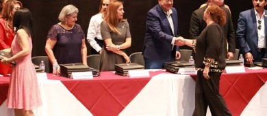 Gobernador Víctor Castro Cosío reconoce labor docente en el Día del Maestro