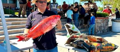 "No somos huachicoleros, somos pescadores": protestan con pescado asado frente al Gobierno Estatal