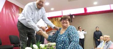 Entrega gobernador Castro Cosío bono a personal jubilado de la Secretaría de Salud