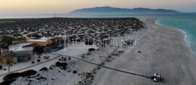 Pescadores de Agua Amarga y ONG se oponen al proyecto inmobiliario en playa Punta Arena