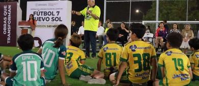 Entrega gobernador Castro Cosío rehabilitación del campo de fútbol 7 en la Unidad Deportiva Nuevo Sol