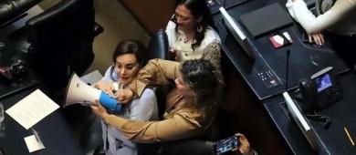 Legisladora usa tijeras para cortar megáfono de Lilly Téllez durante protesta