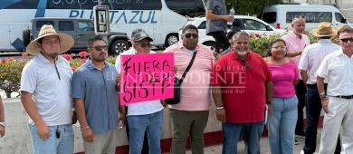Protestan transportistas turísticos durante visita de Sheinbaum a La Paz