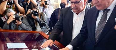 FBI entrega a México manuscrito firmado por Hernán Cortés