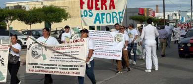 “Fuera los afores”: Trabajadores de IMSS-Bienestar marchan por jubilación y pensión digna