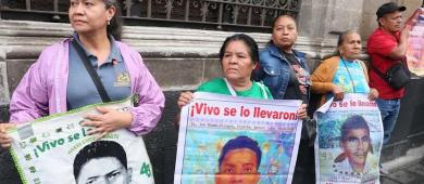 Familiares de estudiantes de Ayotzinapa critican falta de avances tras reunión con Sheinbaum