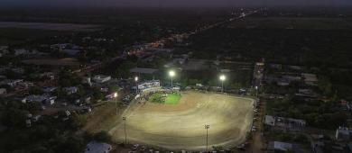 Inaugura la alcaldesa de La Paz rehabilitación del campo de béisbol en Los Planes