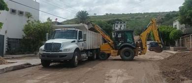 Servicios Públicos limpia vialidades principales tras acumulación de tierra