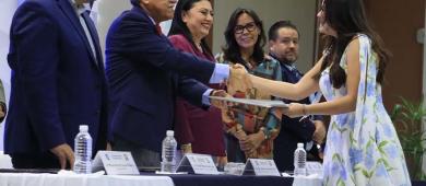 190 egresadas y egresados de la UABCS reciben sus títulos profesionales y grados académicos