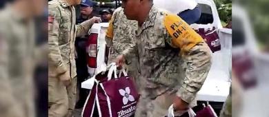 Entrega de ayuda en bolsas guinda en Veracruz y Puebla genera críticas