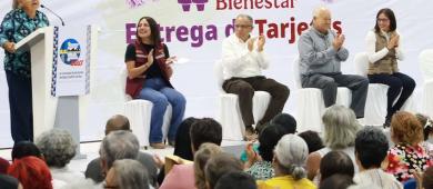 Entrega el gobernador Castro Cosío tarjetas de la Pensión Mujeres Bienestar