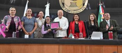 Entrega Congreso de BCS presea María Dionisia Villarino a Martha Reyes Becerril