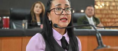 Entrega Congreso de BCS presea María Dionisia Villarino a Martha Reyes Becerril