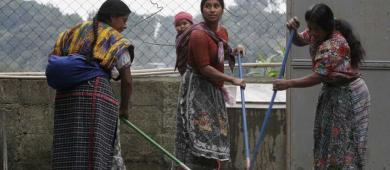 Mexicanas dedican el doble de tiempo al cuidado no remunerado que al trabajo formal