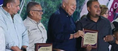 Gobernador Castro Cosío entregó la reconstrucción del muelle turístico de Puerto San Carlos