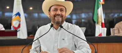 Presentan iniciativa en el Congreso BCS para reconocer la trayectoria artística de Enoc Leaño