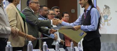 UABCS entrega 279 títulos y grados académicos en ceremonia oficial