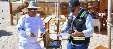 Mediante operativo, verifican permisos y documentación a comerciantes de playa Médano y Marina de CSL