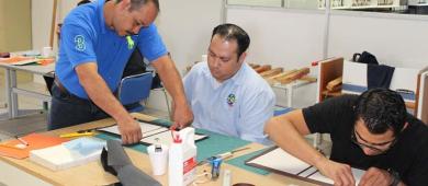 Invita UABCS a integrarse a su club de técnicas artesanales de encuadernación