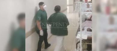 Pacientes esperan en pasillos del Hospital Salvatierra por falta de camas