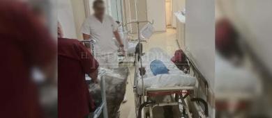 Pacientes esperan en pasillos del Hospital Salvatierra por falta de camas