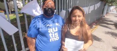 Familias de personas con autismo se manifiestan en Bienestar en La Paz