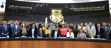 Inscriben el nombre de la UABCS con letras doradas en el Muro de Honor del Congreso del Estado