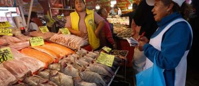 Mexicanos sortean la inflación comprando en mercados locales en Semana Santa